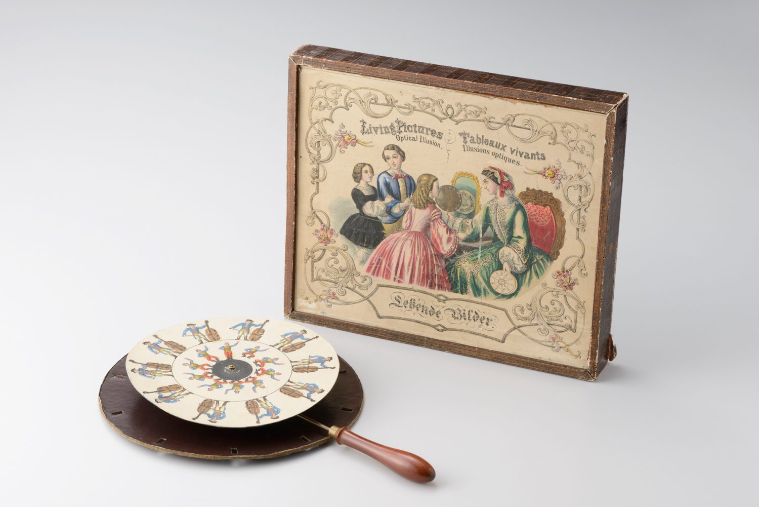 （フェナキスティスコープ 箱付き） 制作年不詳（19 世紀） 東京都写真美術館蔵