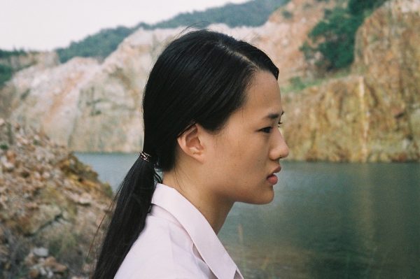 アノーチャ・スウィチャーゴーンポン《暗くなるまでには》 Anocha SUWICHAKORNPONG, <em>By The Time It Gets Dark (Dao Khanong)</em>