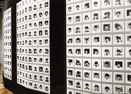 《新聞と自画像 2009年》2009 山口県立美術館での展示風景 撮影：山本糾 提供：吉村芳生