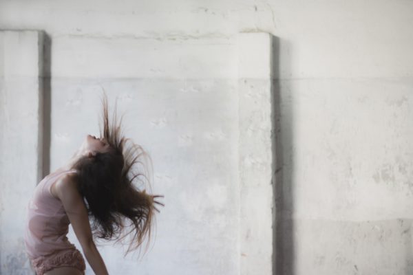 アディ・ハルフィン、バットシェバ・アンサンブルダンサーズ《ホームアローン》2013/1分43秒 Adi HALFIN, Batsheva-The Young Ensemble, <i>Home Alone</i>, 2013 / 1 min. 43 sec.|© Zohar Ralt